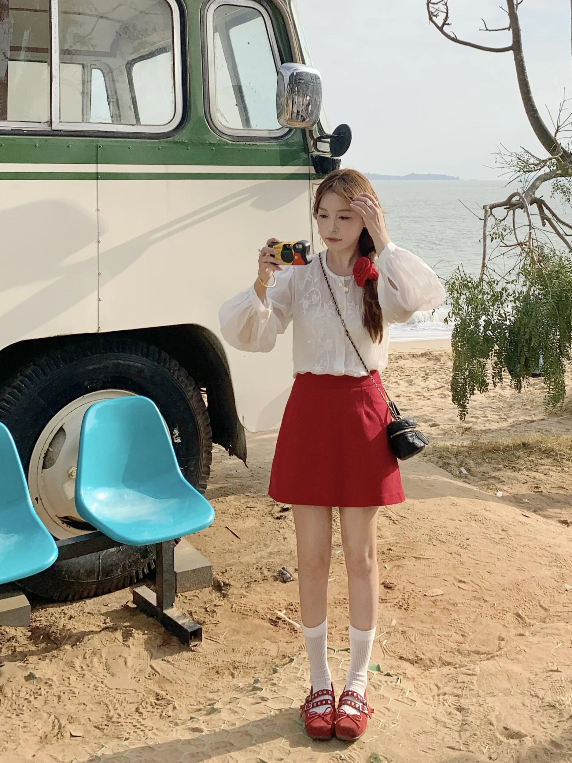 

Новый китайский дизайн: вышитая белая тонкая рубашка и красная короткая юбка с высокой талией для женщин, летний комплект из двух предметов в повседневном стиле.