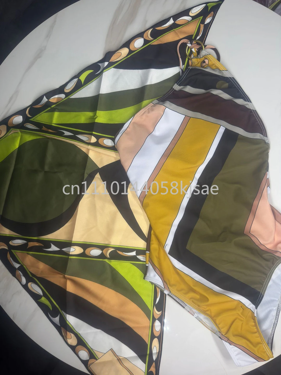 

Элегантный женский коричневый купальник-бикини с треугольными бретелями и шарфом, с фирменным логотипом