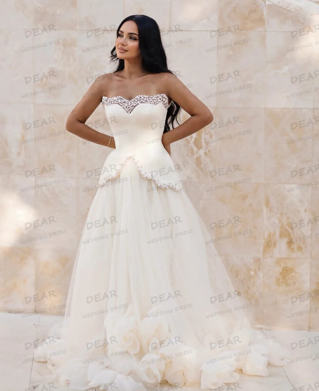 ชุดแต่งงานเรียบง่ายเซ็กซี่ปี 2025 ทรงเอไลน์ ชุดเจ้าสาวผู้หญิงแบบมีประกาย คอวีหวาน แขนกุด ประดับดอกไม้ ชุดเจ้าสาวแบบสั่งตัด