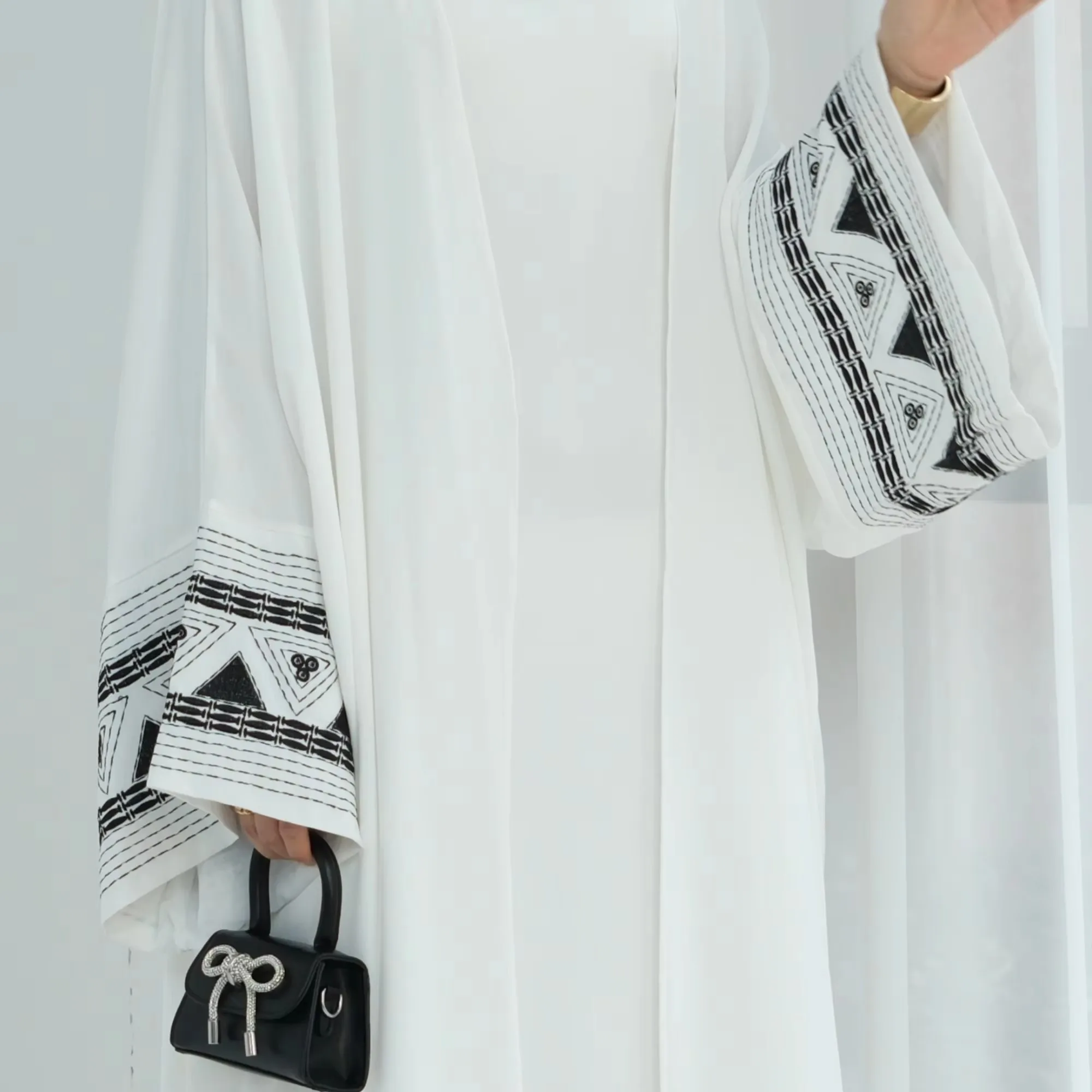 Ethnic Embroidery Black White Abaya Dubai 2024 Modest Open Abaya Cardigan Femmes Robes Musulmane Womens Clothing