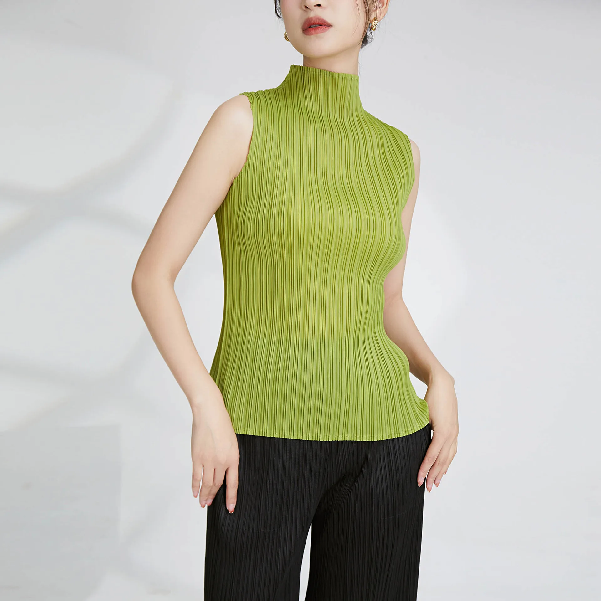 

Miyake Solid Color Japanese Simple Hundred T-shirt Top 2025 Summer New Temperament Commuting Simple Sleeveless Small Shirt