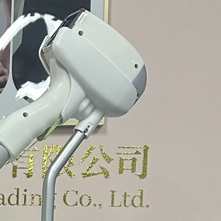 The new 6000W FAC model is equipped with 16-speed adjustment and a two-in-one diode hair removal accessory