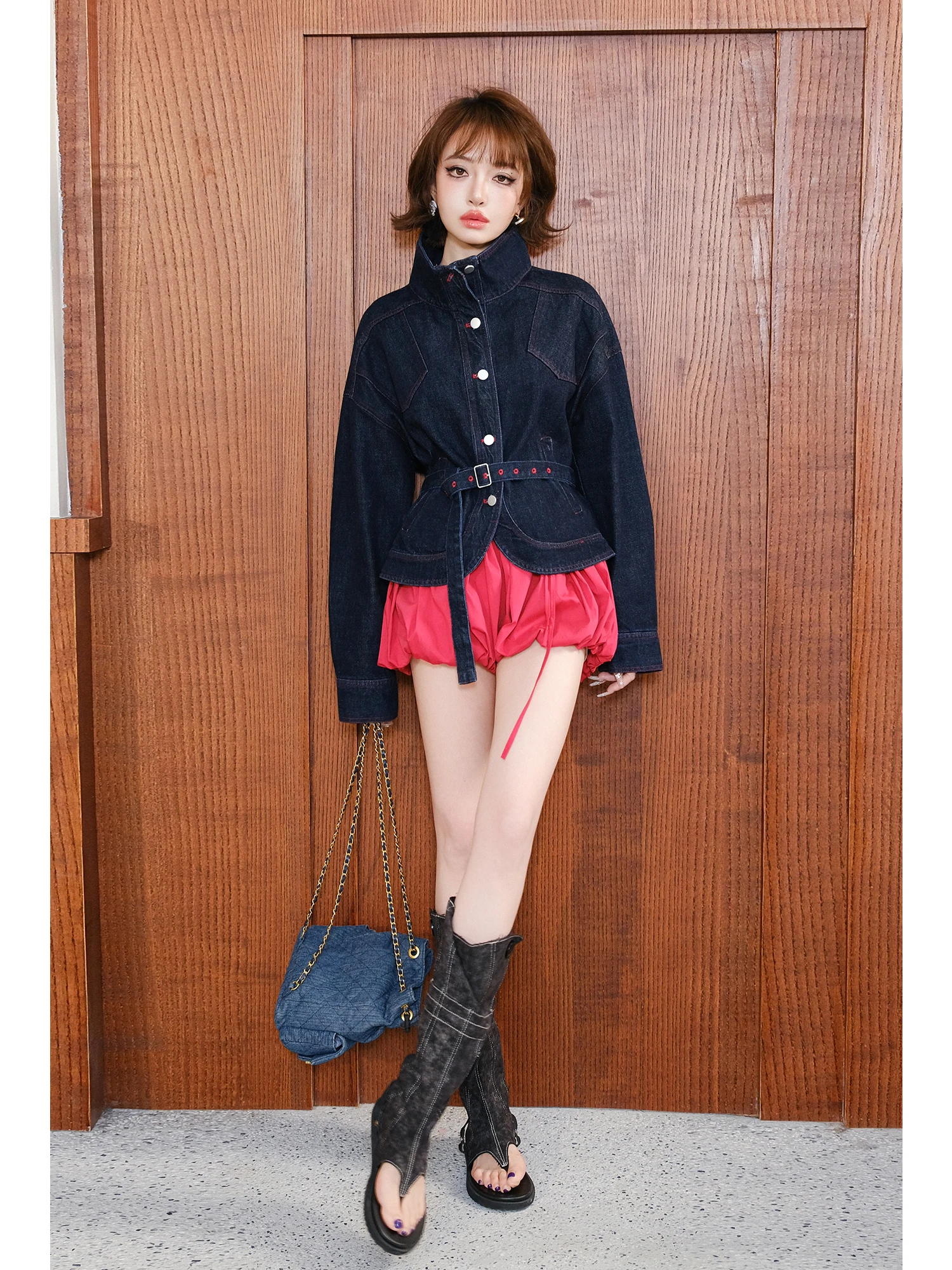 

Женский джинсовый костюм MIUCO: куртка с воротником-стойкой, подплечниками и поясом, шорты. Весенний модный комплект-двойка.