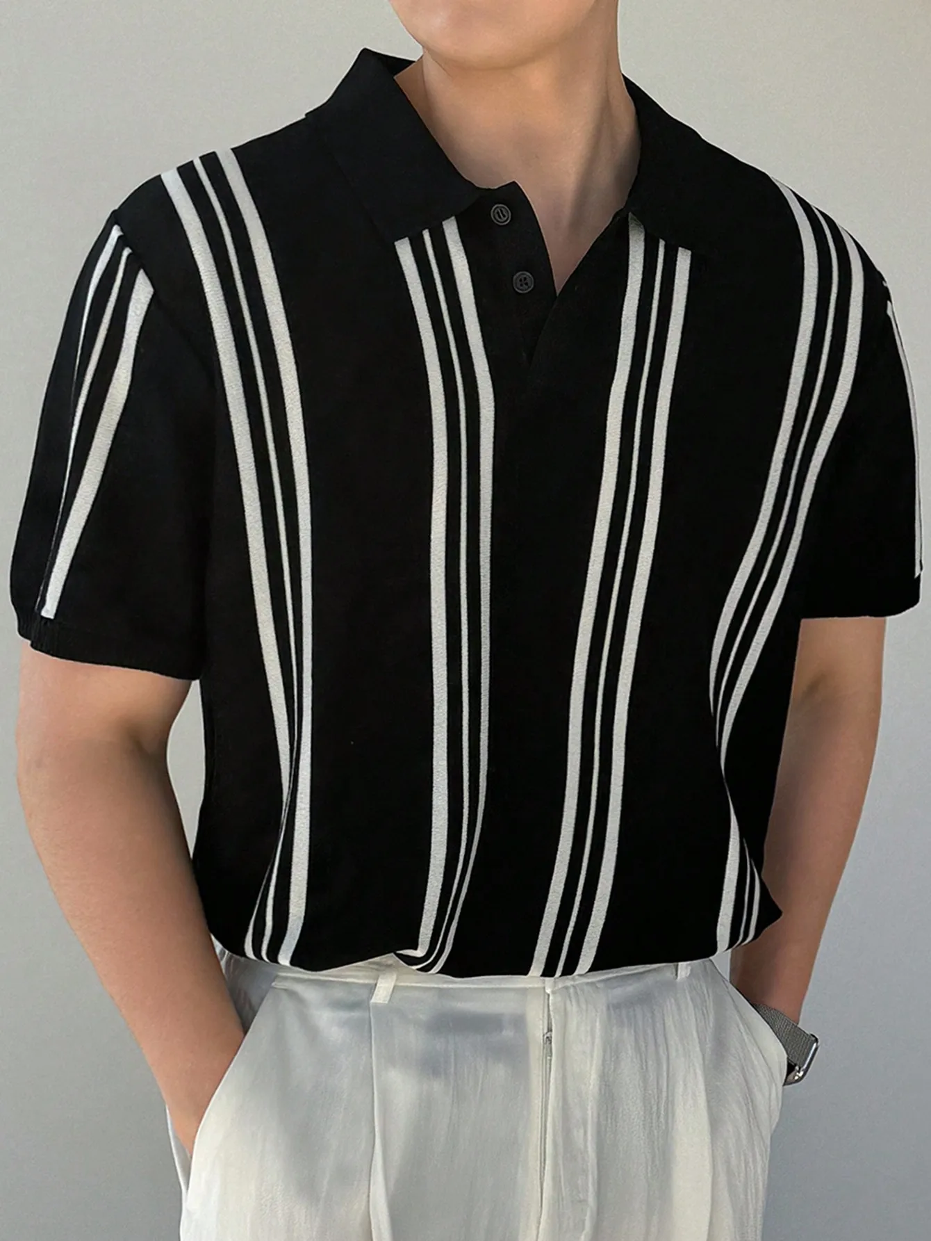 

Мужская черно-белая трикотажная рубашка-поло с коротким рукавом и вертикальными полосками