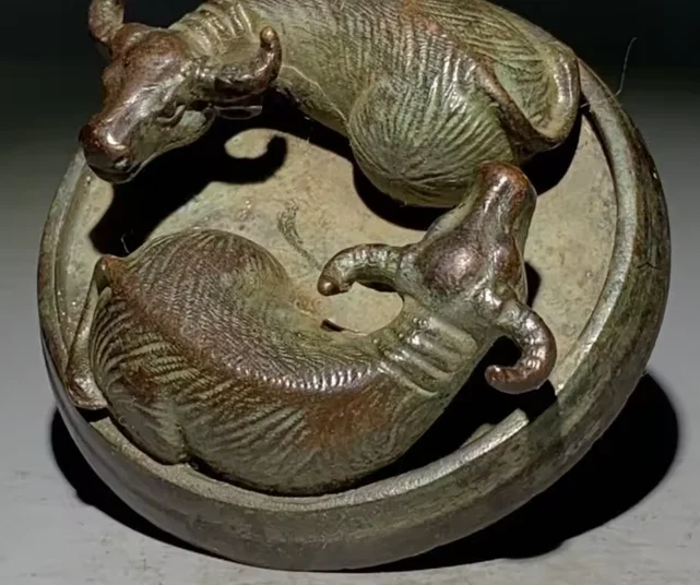 Antique Copper Double Ox Twists The Heaven Earth Eight Trigrams Ornaments Statue Bull Figurine Desk Decoration Metal Figurine