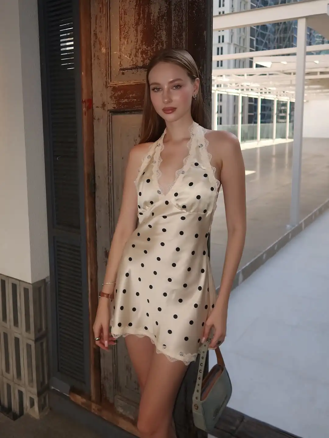 Abito sexy in raso a pois con scollo all'americana Donna Chic Backless con spalle scoperte Scollo a V Patchwork in pizzo Mini abiti slim 2026 Abito da donna Street