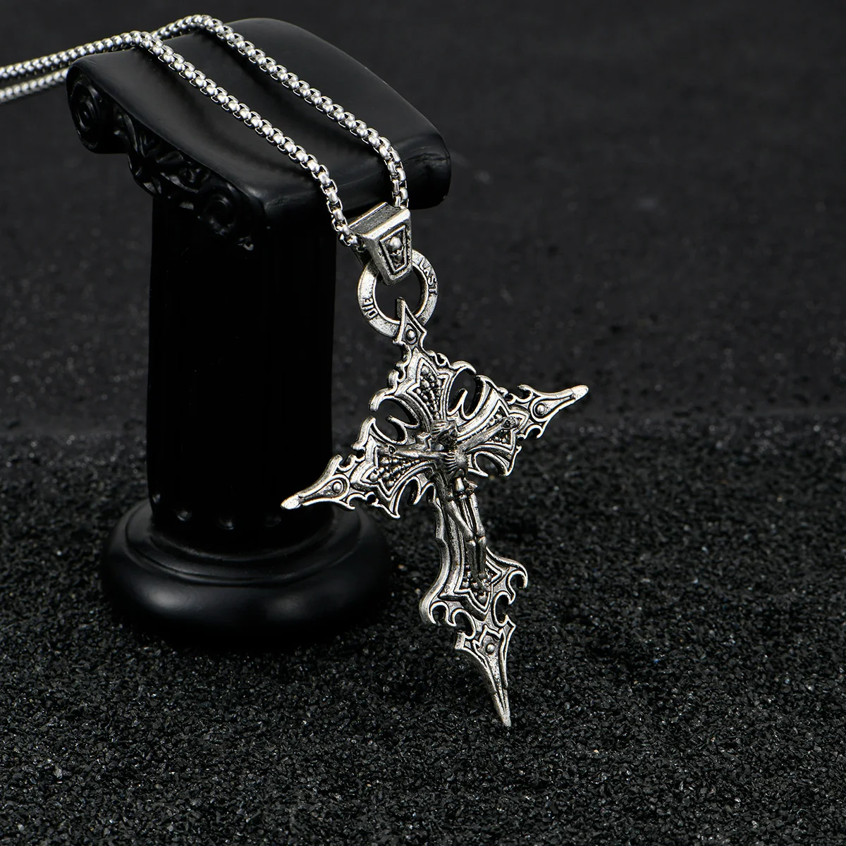 A Fashionable and Personalized Retro Gothic Nail Cross Skull Cross Pendant Necklace Halloween Necklace