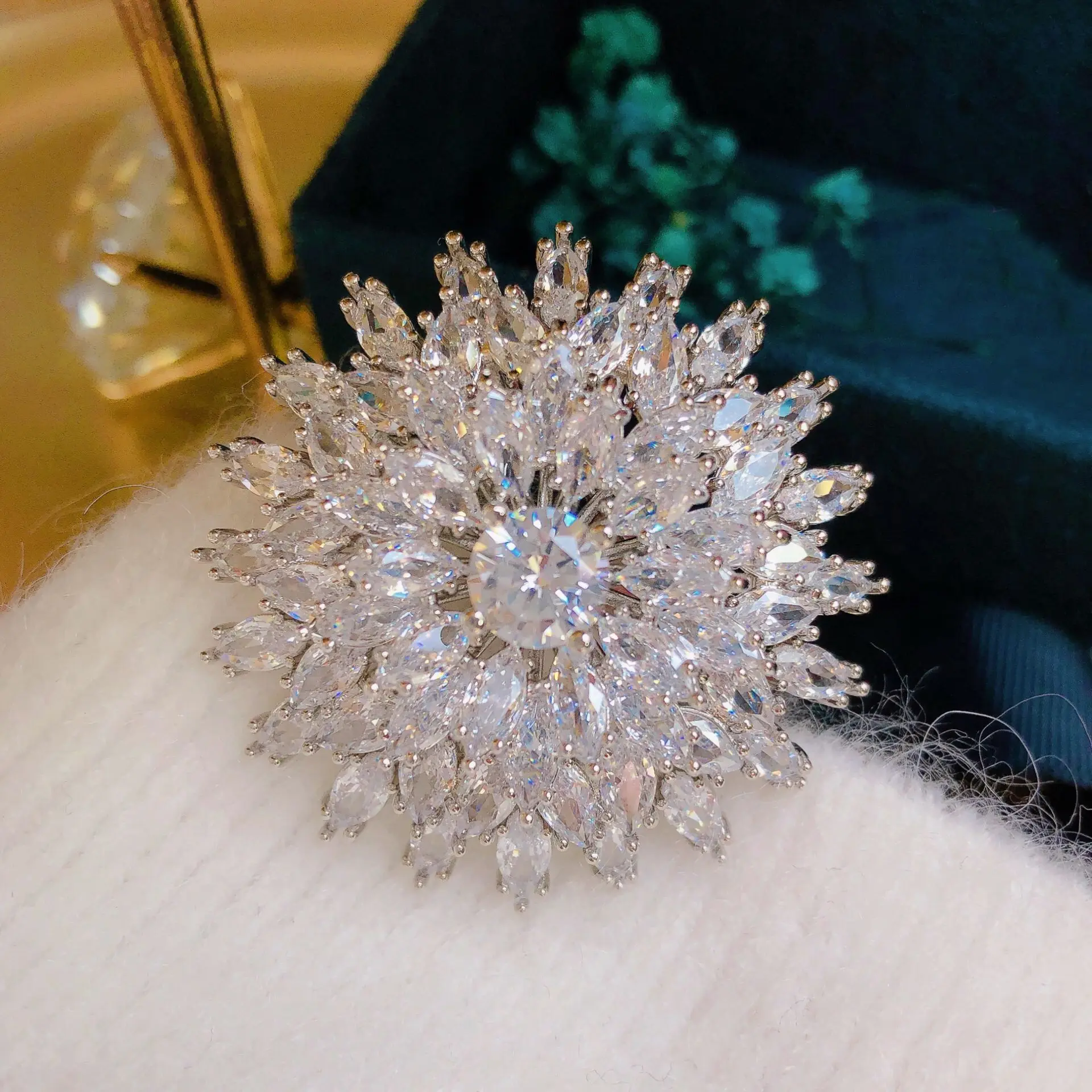 

Flashing Exaggerated Heavy Industry Multi-layer Design Luxury Cubic Zircon Sunflower Brooches Suit cheongsam Accessories Pin