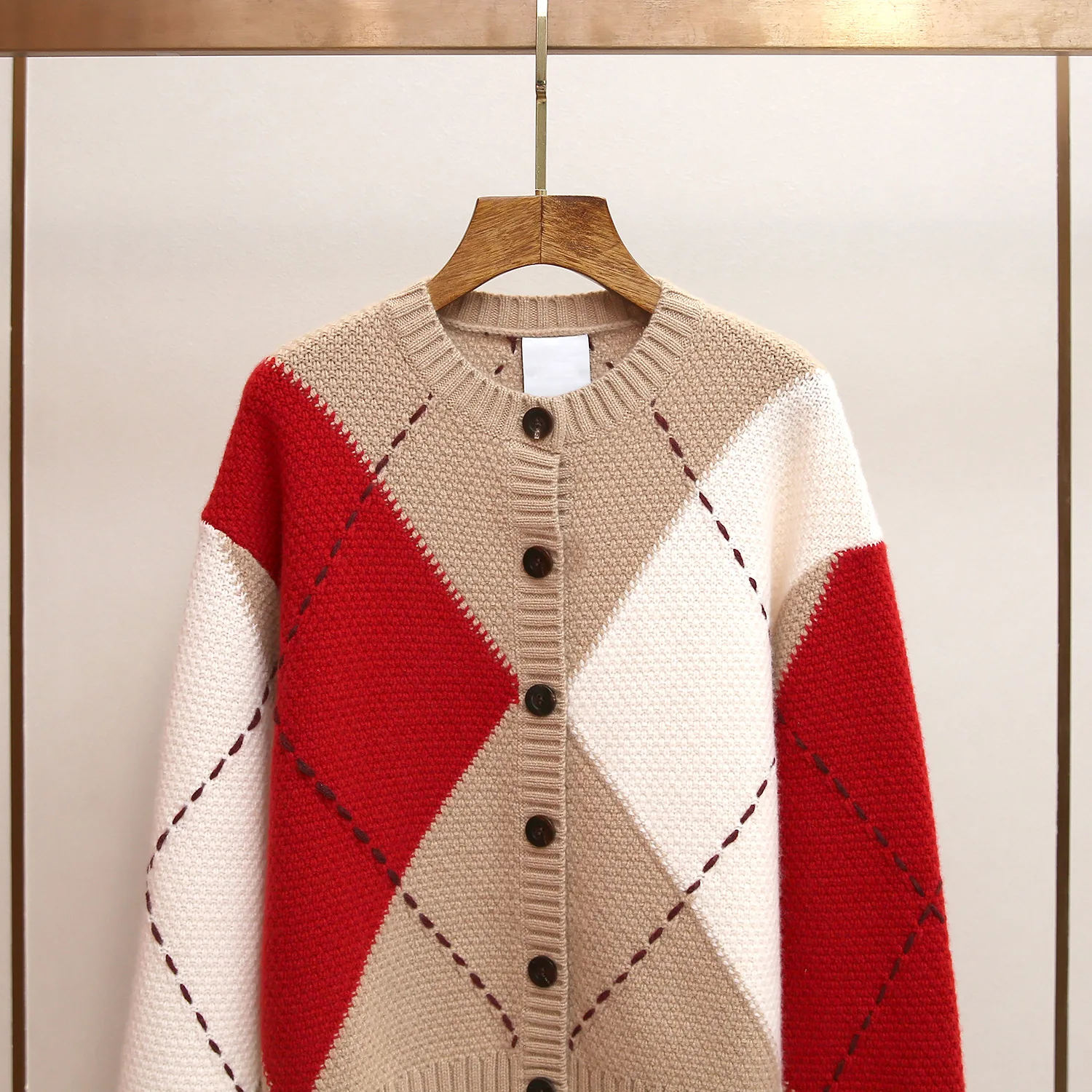 Wysokiej jakości dzianinowy kardigan z okrągłym dekoltem, wzór w romby, styl retro, elegancki, damski, jesienno-zimowy, modny, premium jakość.