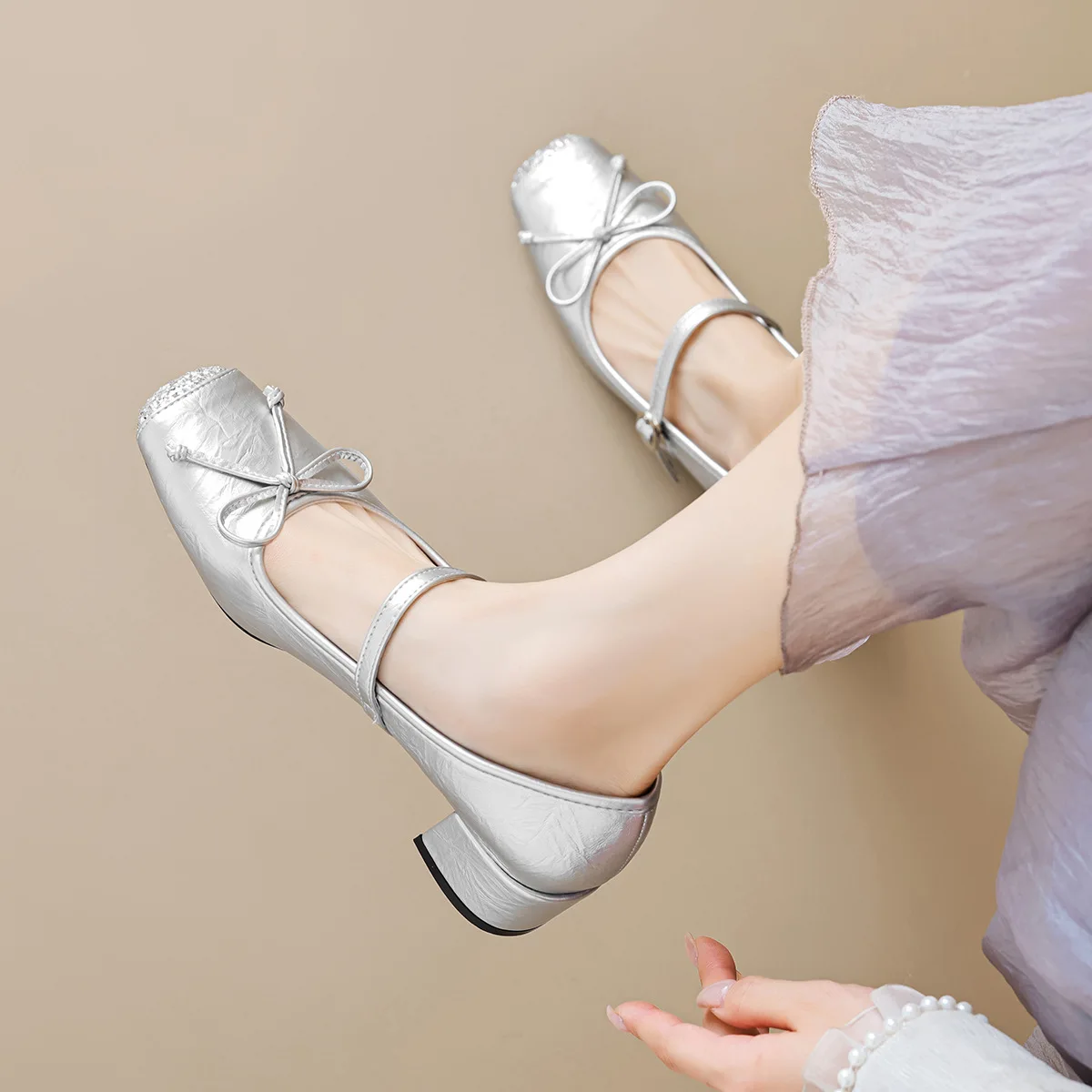 

Silver all-match French square toe heels female line with thick heel temperament bow single shoe fairy wind