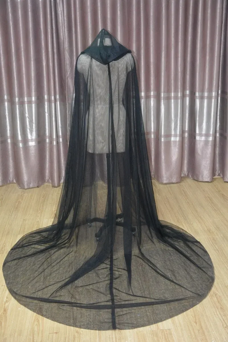 Cape de Mariée Tulle Noir Élégante pour un Mariage Unique - usage example