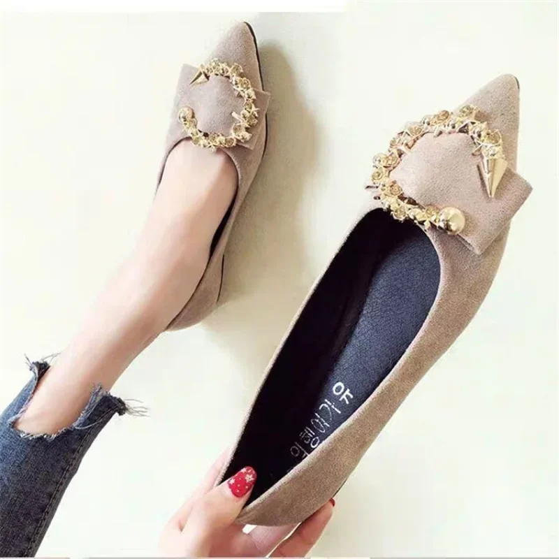 Spring New Pointy Flat Sole Single Shoe Women Metal Decoration Casual Women Shoe Set Foot Bean Shoe Wholesale