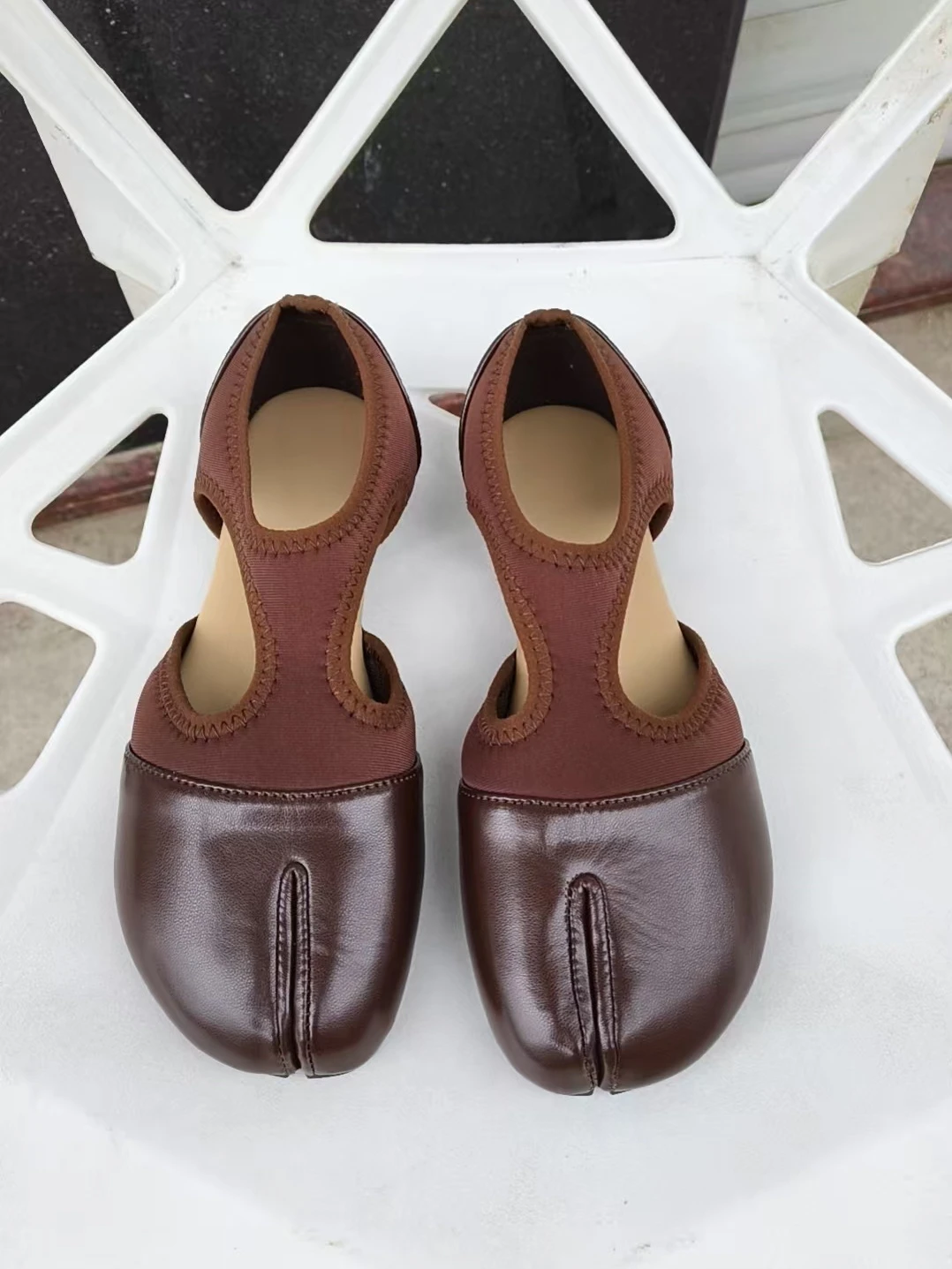 2026 Modische Damen-Markenschuhe Mary Janes Sommer Split-Toe Walking Sneakers Lässige Loafers Designer Schwarze Ballerinas Sandalen – Detail 9