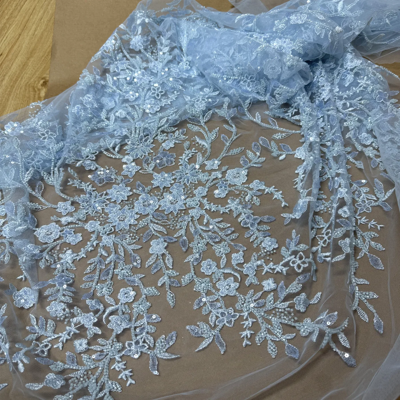 قماش مطرز بالدانتيل الراقية متعدد الألوان هو مادة مثالية لصنع فساتين الزفاف والعباءات وإكسسوارات الملابس