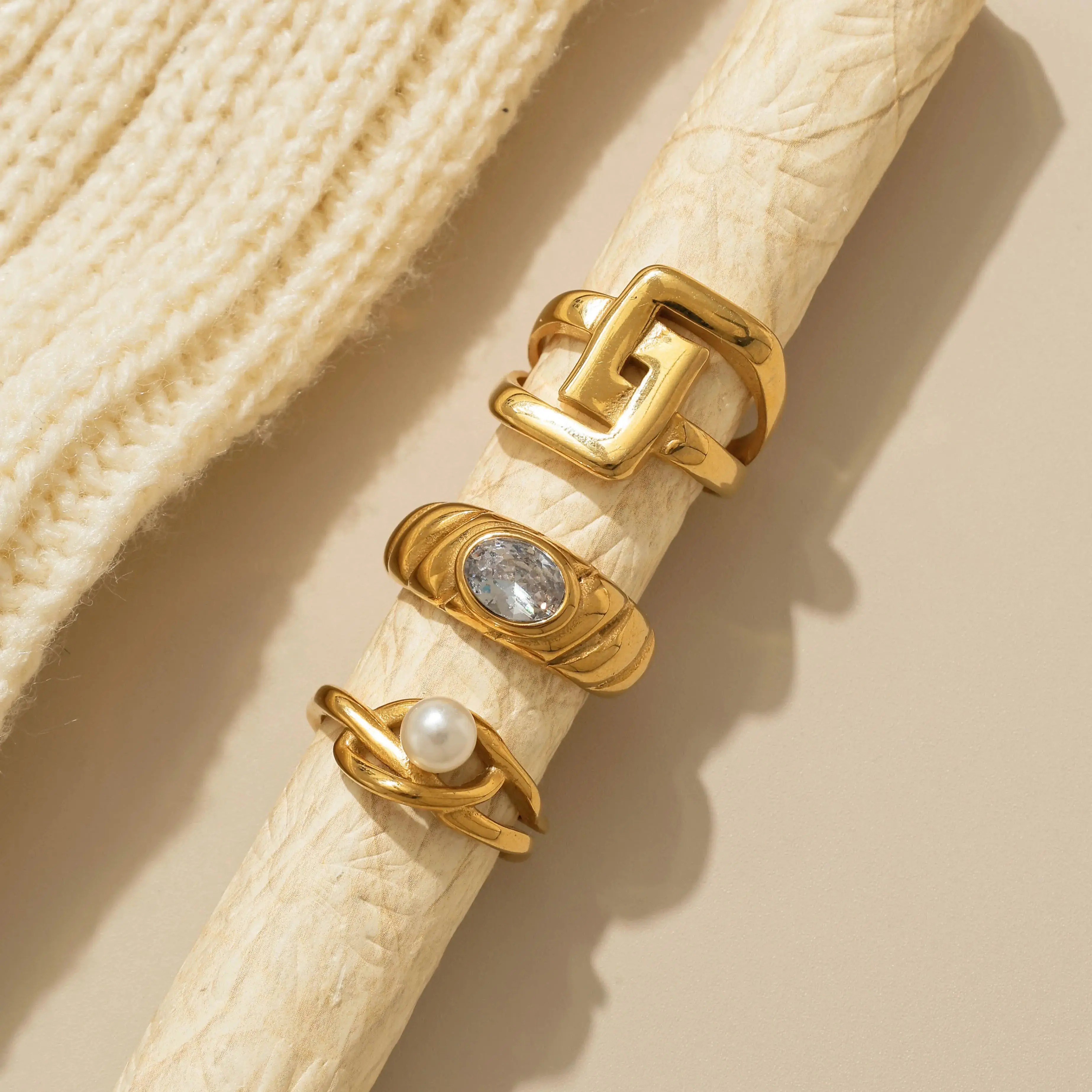 

Sparkling zircon pearl geometric openwork stainless steel ring, high-end 18K gold plated, rust-proof women's jewelry gift.