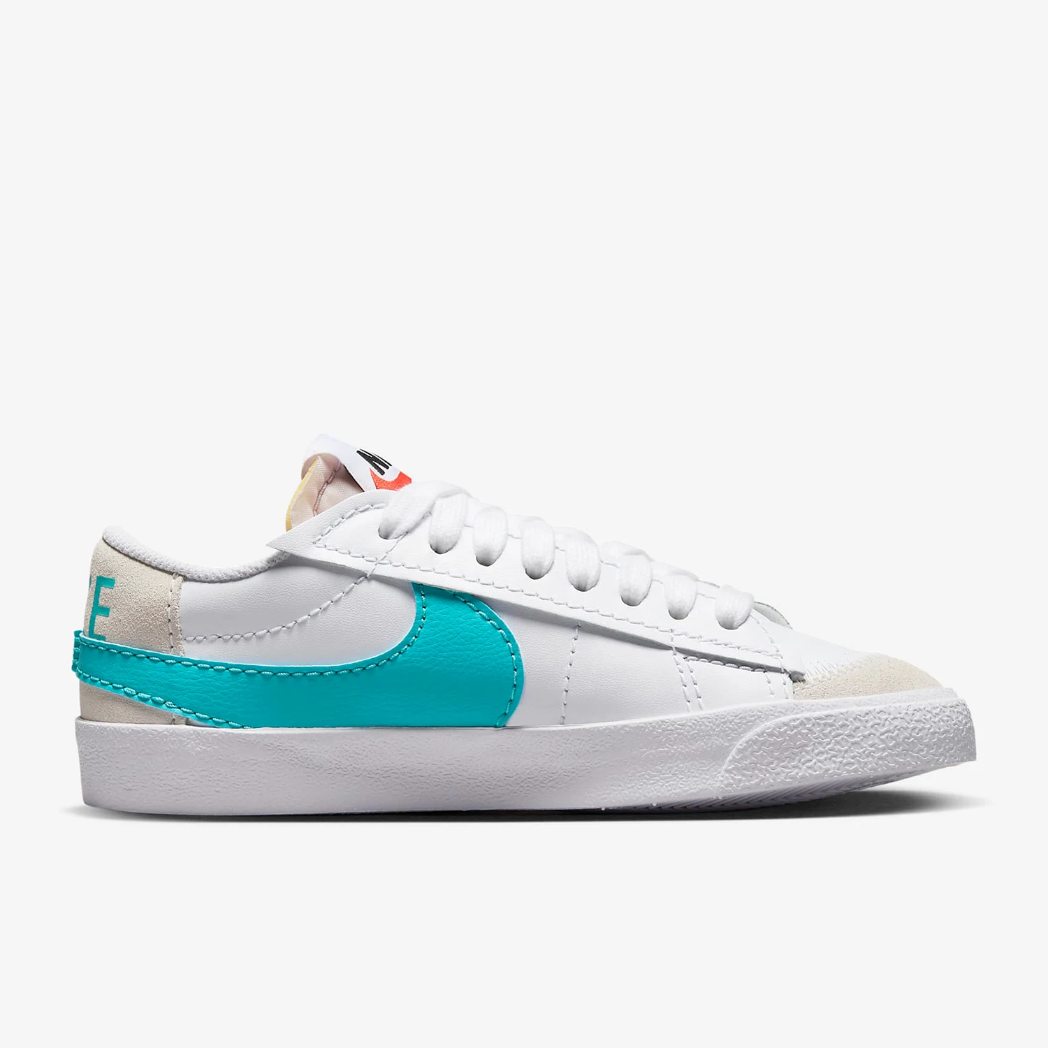 حذاء رياضي كاجوال نسائي من Nike Official Genuine Blazer Low '77 Jumbo DQ1470-107