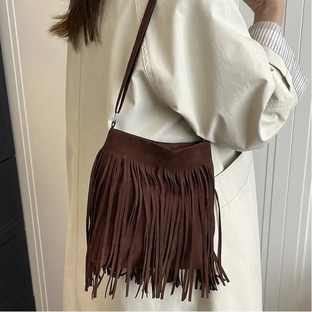 Modische Wildleder-Umhängetasche mit Fransen, großes Fassungsvermögen, Boho-Stil, Umhängetasche, verstellbarer Schultergurt, einfarbig, Beuteltasche für Damen – Detail 3