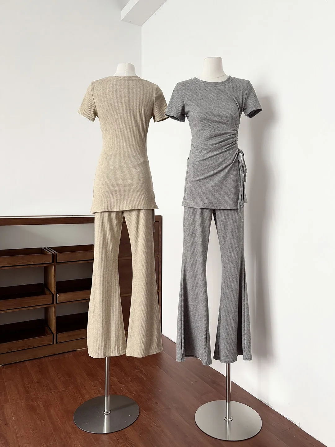 

Комплект из двух предметов: футболка с коротким рукавом Slim Fit и брюки с высокой талией и широкими штанинами. Женский повседневный ретро-костюм в корейском стиле. Весенний модный ансамбль.