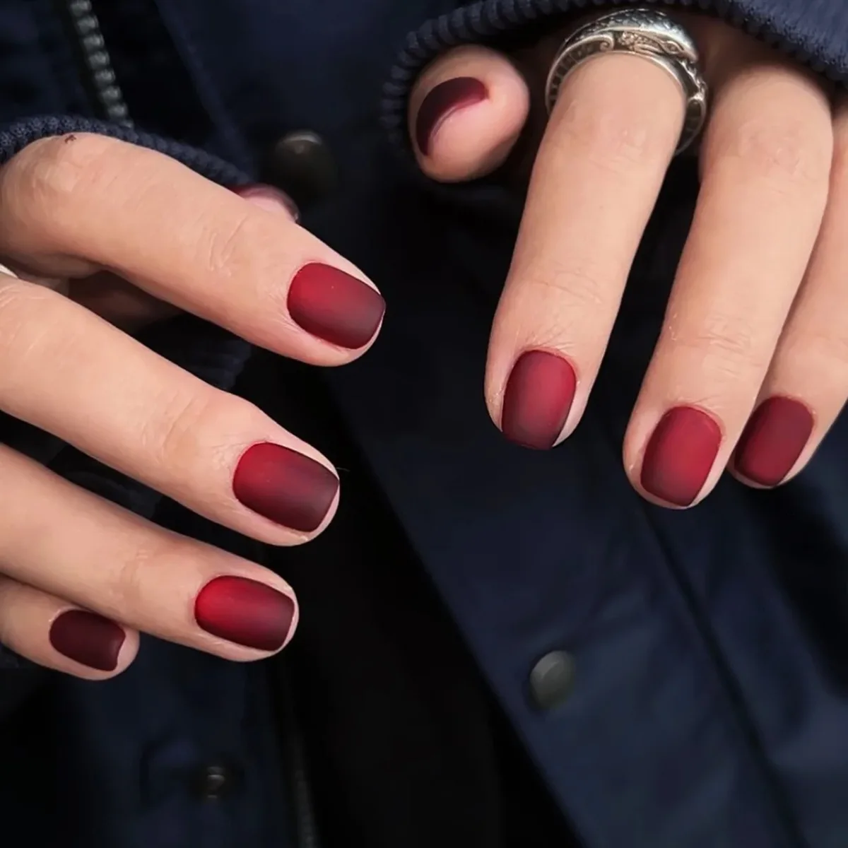 

24PCS Vintage Versatile Style Matte Black-Red Ombré Press-On Nails – Short Round Shape False Nails Detachable Finished Nail Tips