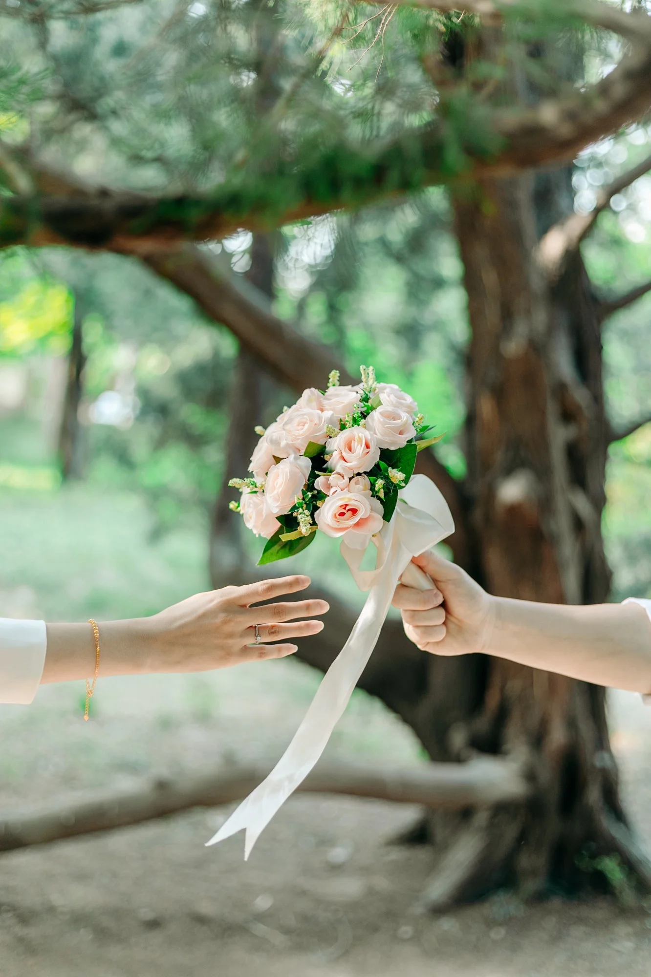 Ramo de flores artificiales para boda, Rosa Natural con cinta de satén de seda, rosa, blanco, champán, para dama de honor, fiesta nupcial