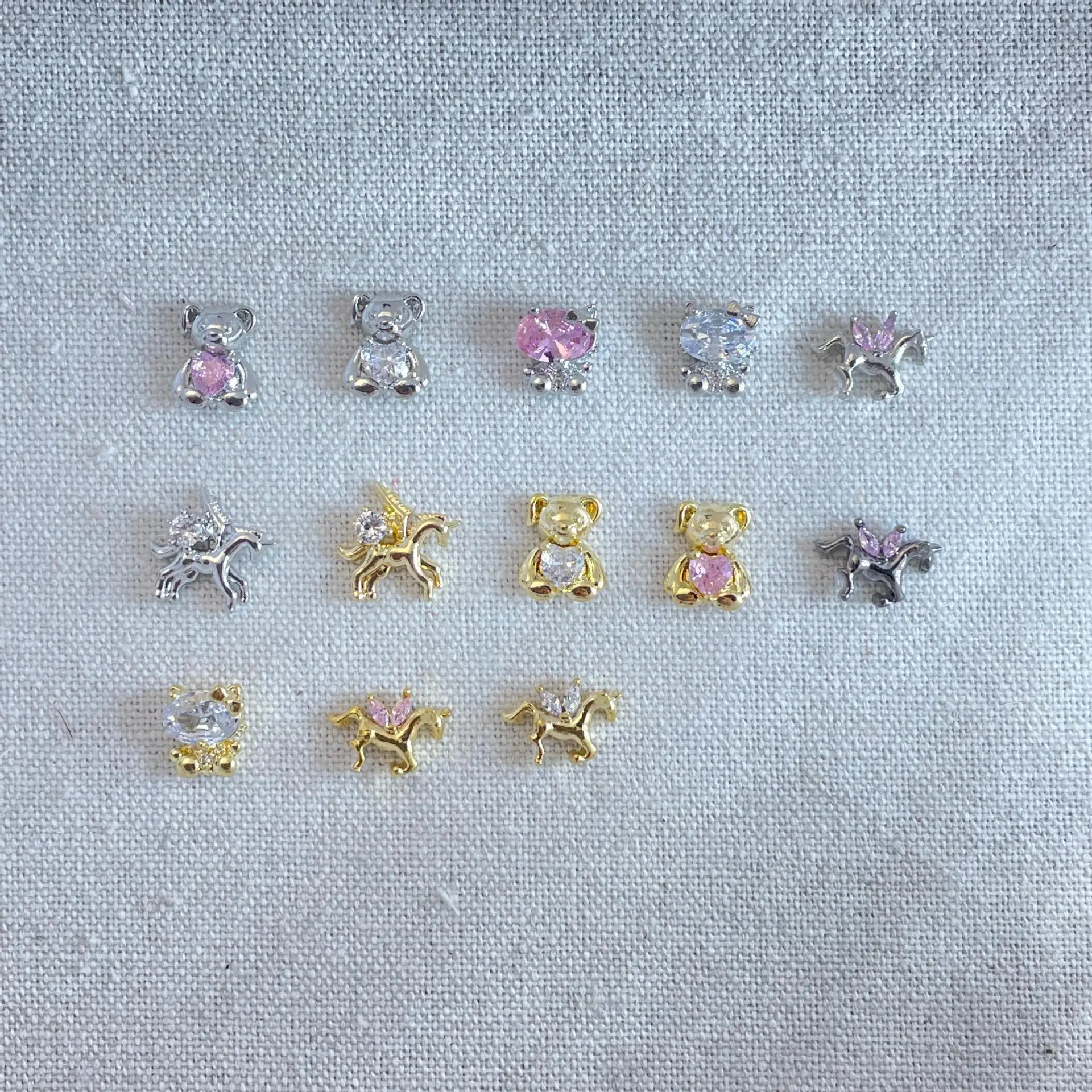 4個入り カニウ 3Dアニマルネイルチャーム 可愛いクマ 猫 ユニコーン ゴールド ホワイト ピンク クリスタルラインストーン ネイルアートデコ DIY マニキュア用