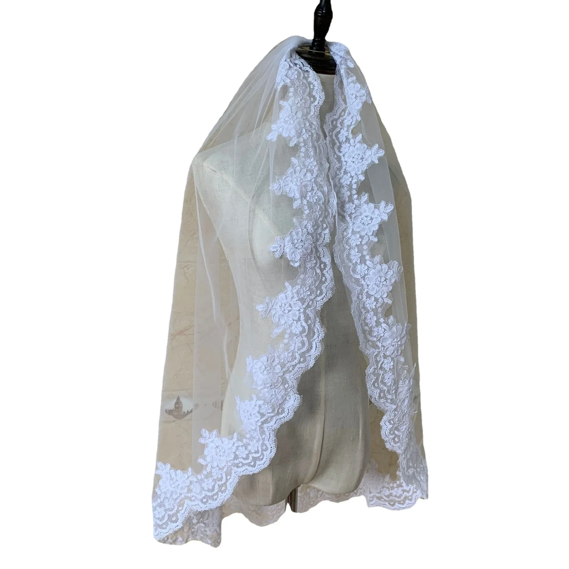 New One Layer Lace Edge Fingertip Length  Wedding Veils with Comb Wedding Accessories Bride Veu