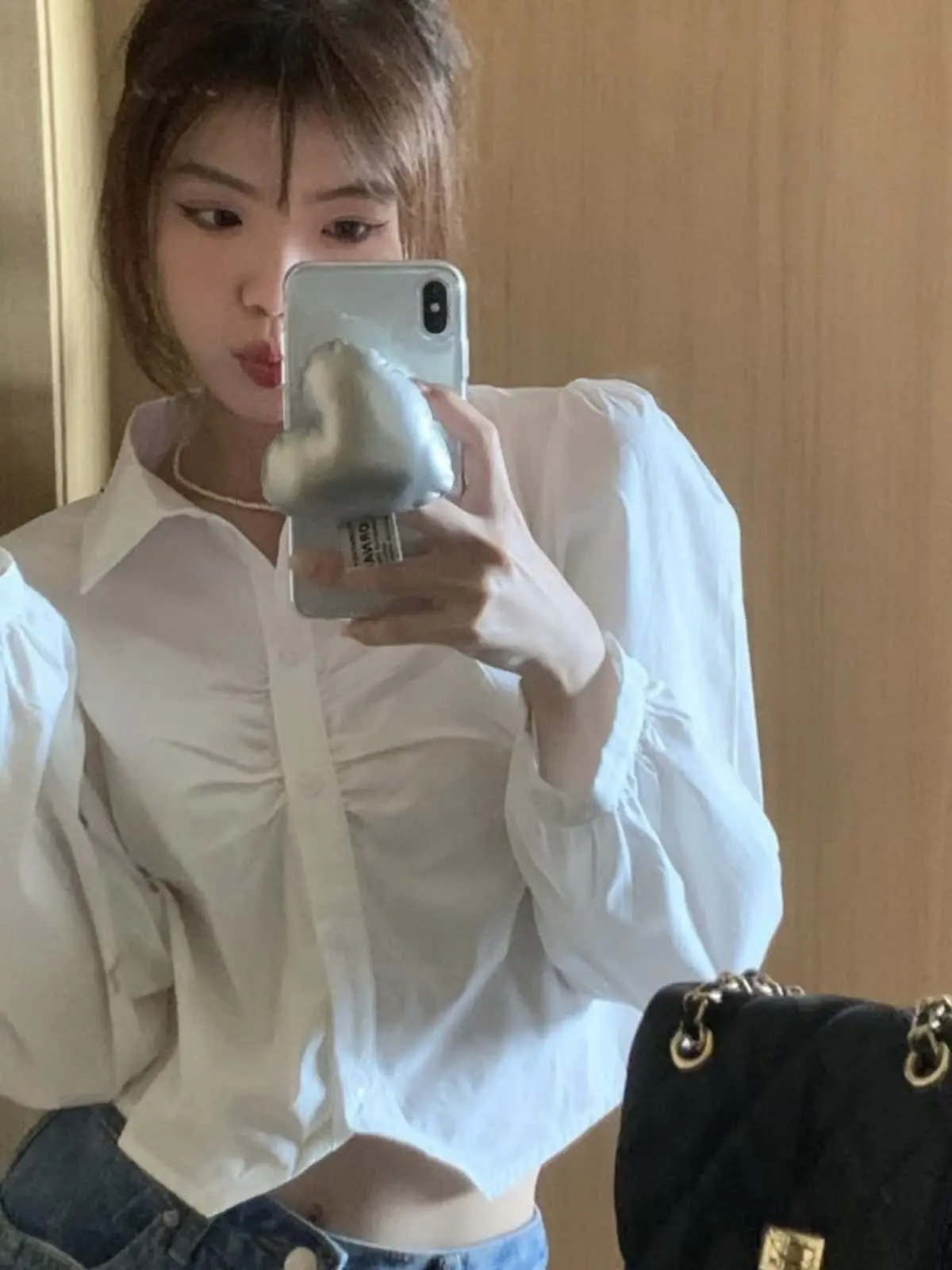 

Модная белая женская рубашка с короткими рукавами-фонариками, плиссированным дизайном, в нежном стиле, однотонная, с воротником на пуговицах, длинная.