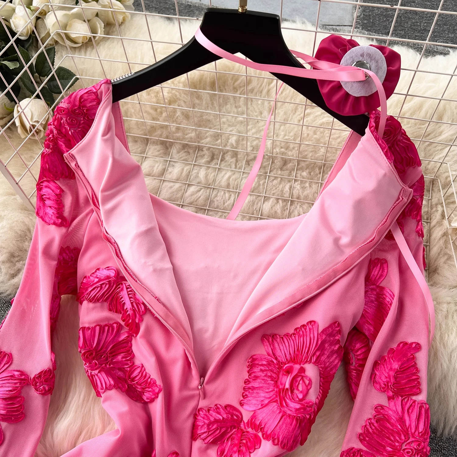 فستان أنيق بتصميم أنثوي مطرز بتصميم زهري ثقيل بأكمام طويلة وطول متوسط مع أكمام منفوخة