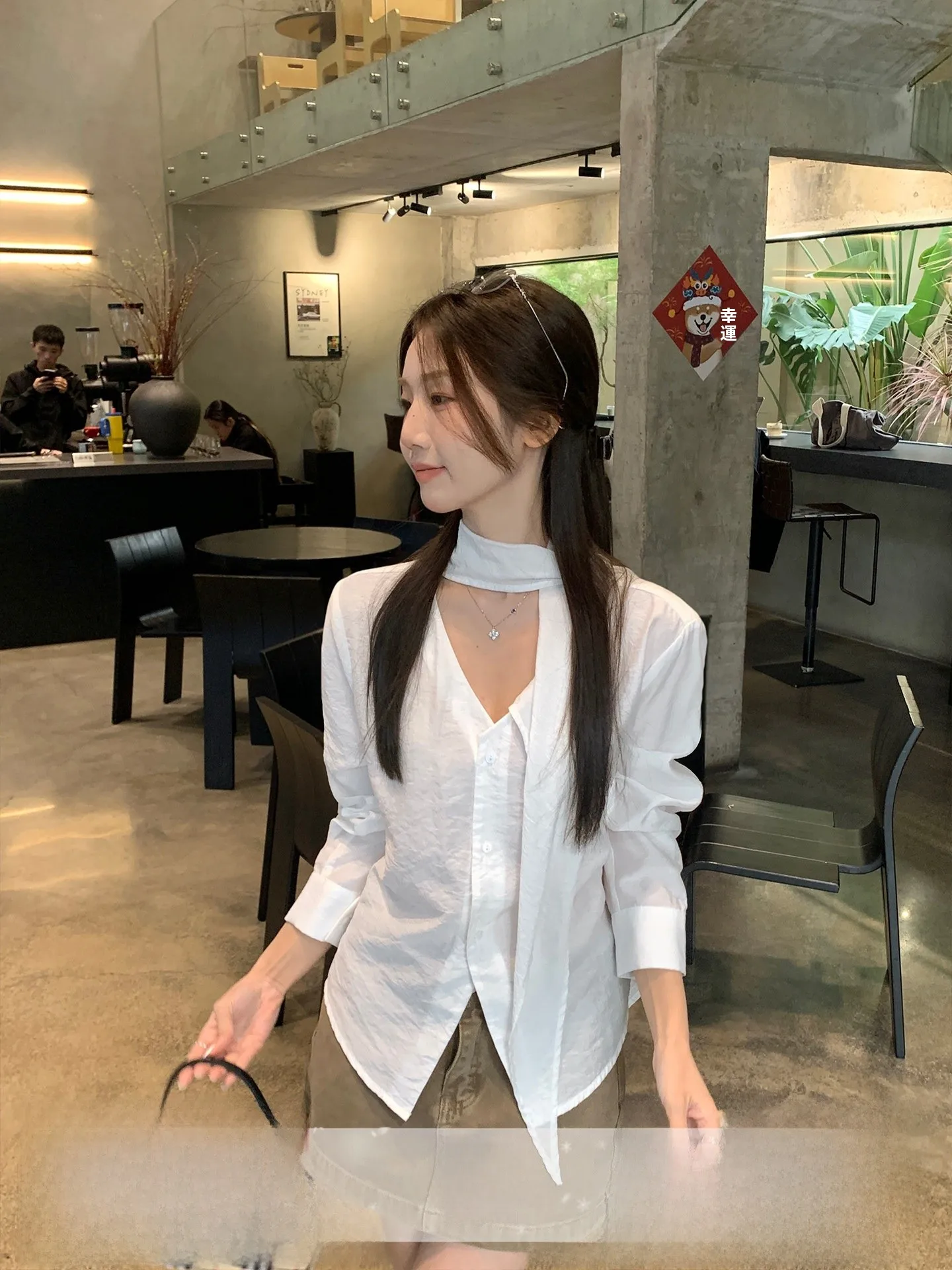 

Белая женская свободная блузка с длинным рукавом, V-образным вырезом и пуговицами, дышащая, удобная, новинка весенней коллекции