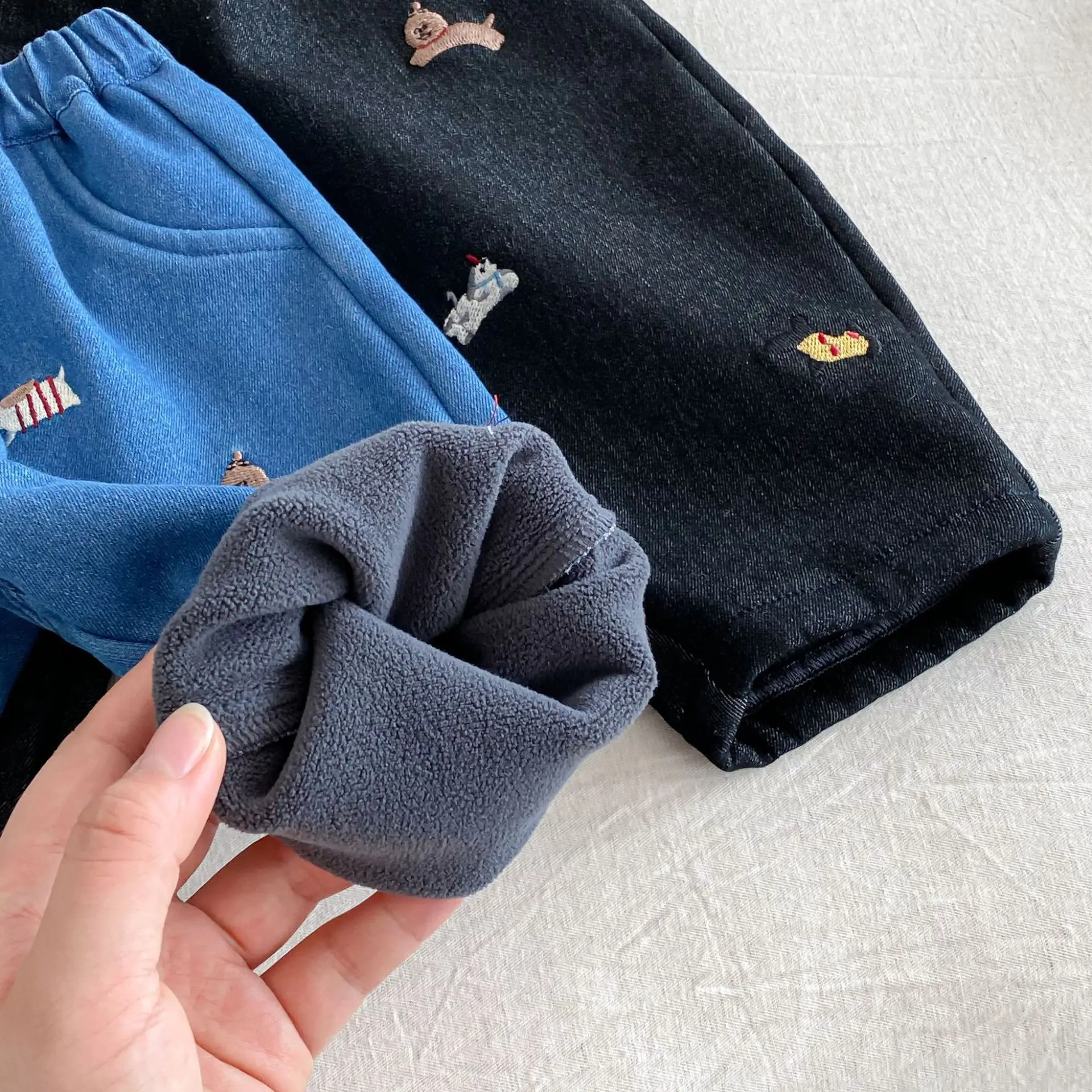 جينز كارتوني للأطفال 2025 شتاء جديد للأولاد تطريز أنيق مع سراويل مخملية 1-5 سنوات سراويل جينز دافئة للفتيات