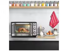 Forno Philco PFE66 instalado em uma bancada de cozinha com acessórios ao lado