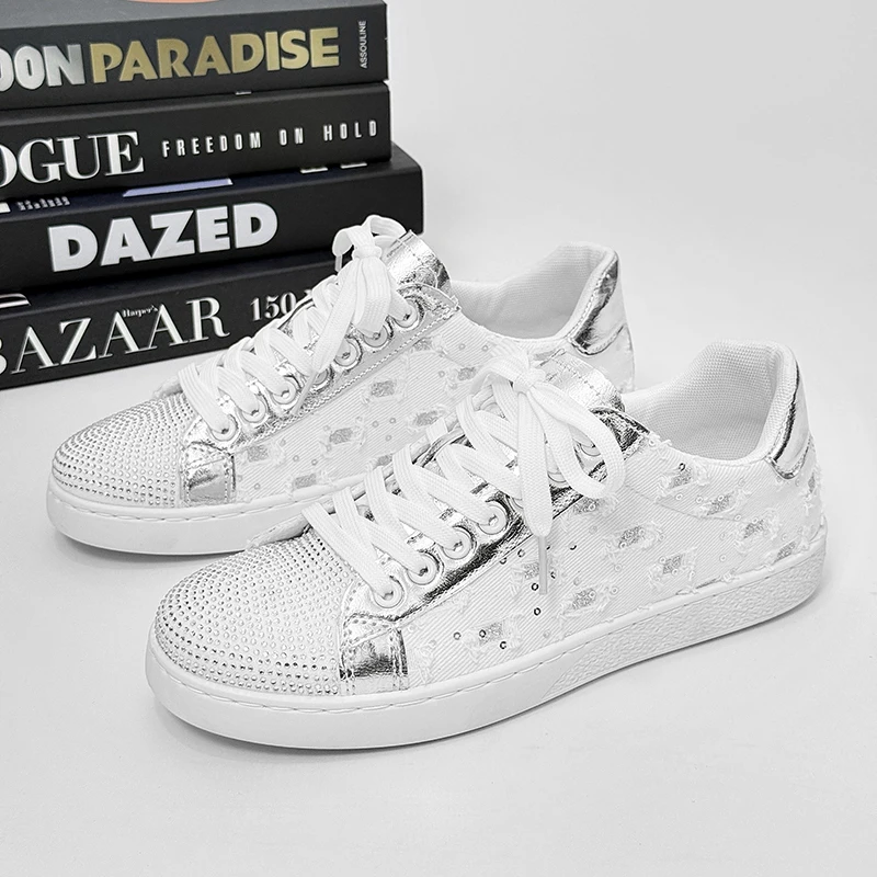 حذاء رياضي أبيض ML، شاب محفور، حذاء رياضي بنعل ناعم وجيد التهوية