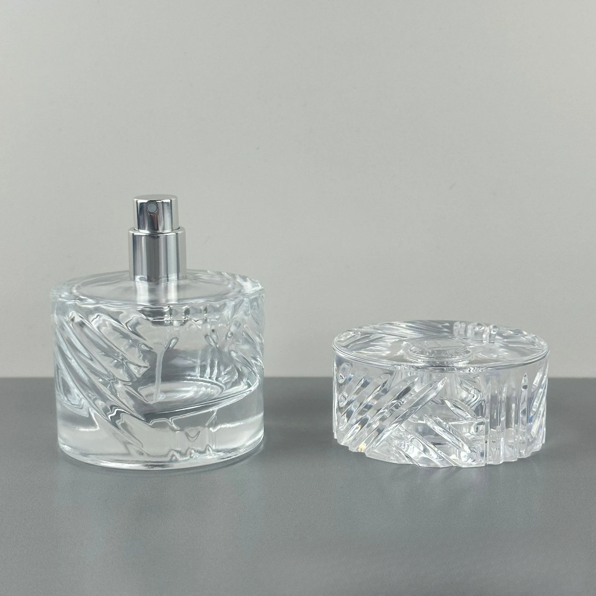 בקבוק בושם חדש לשנת 2024 עם תחתית עבה, בקבוקי ביונט ריקים לדגמים צילינדריים, כיסוי אקרילי עבה לזרימת בושם