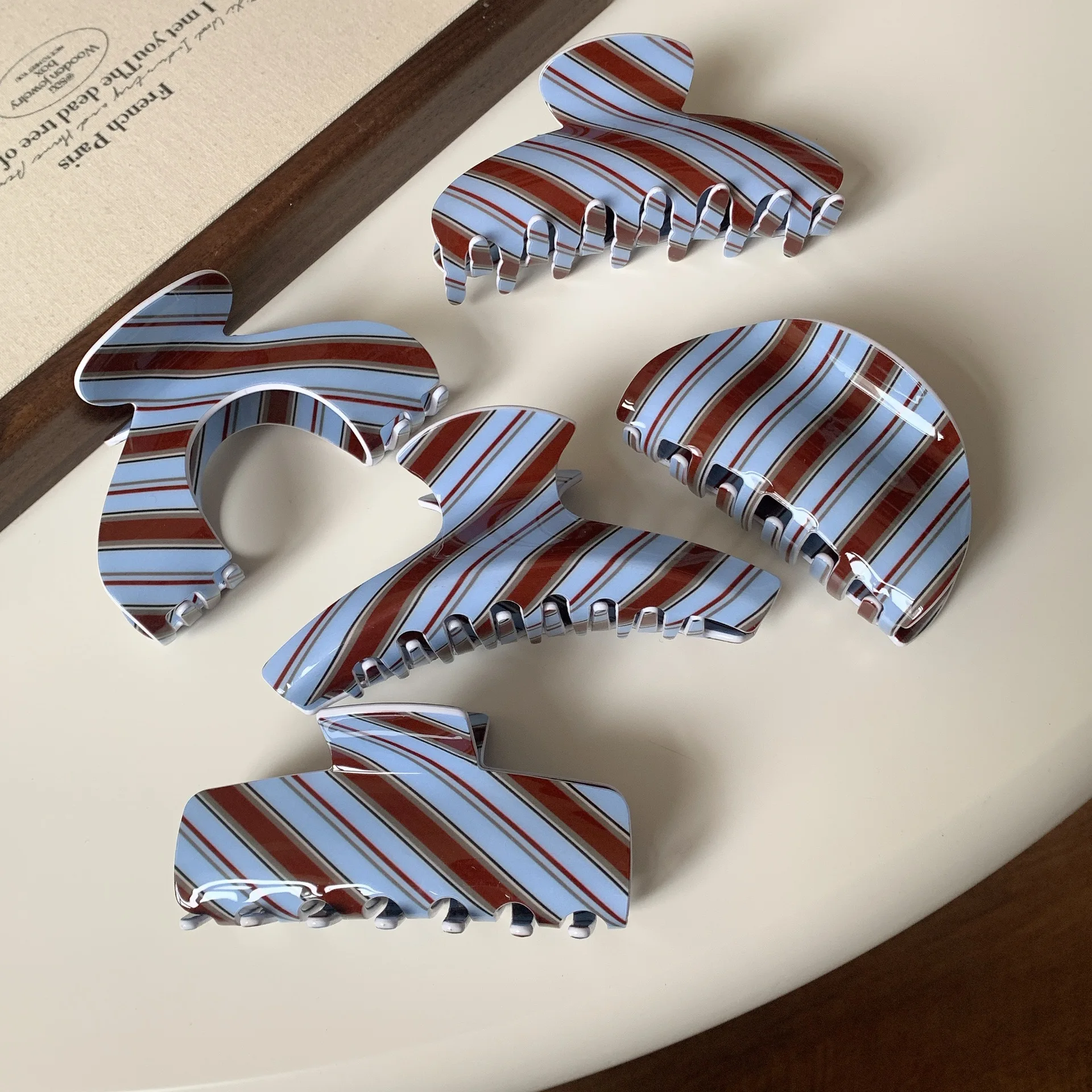 Nowa Seria Retro Niebiesko-Brązowe Paski Akrylowe Klipsy do Włosów Jesienno-Zimowe Modne Spinki dla Kobiet i Dziewcząt Akcesoria do Włosów