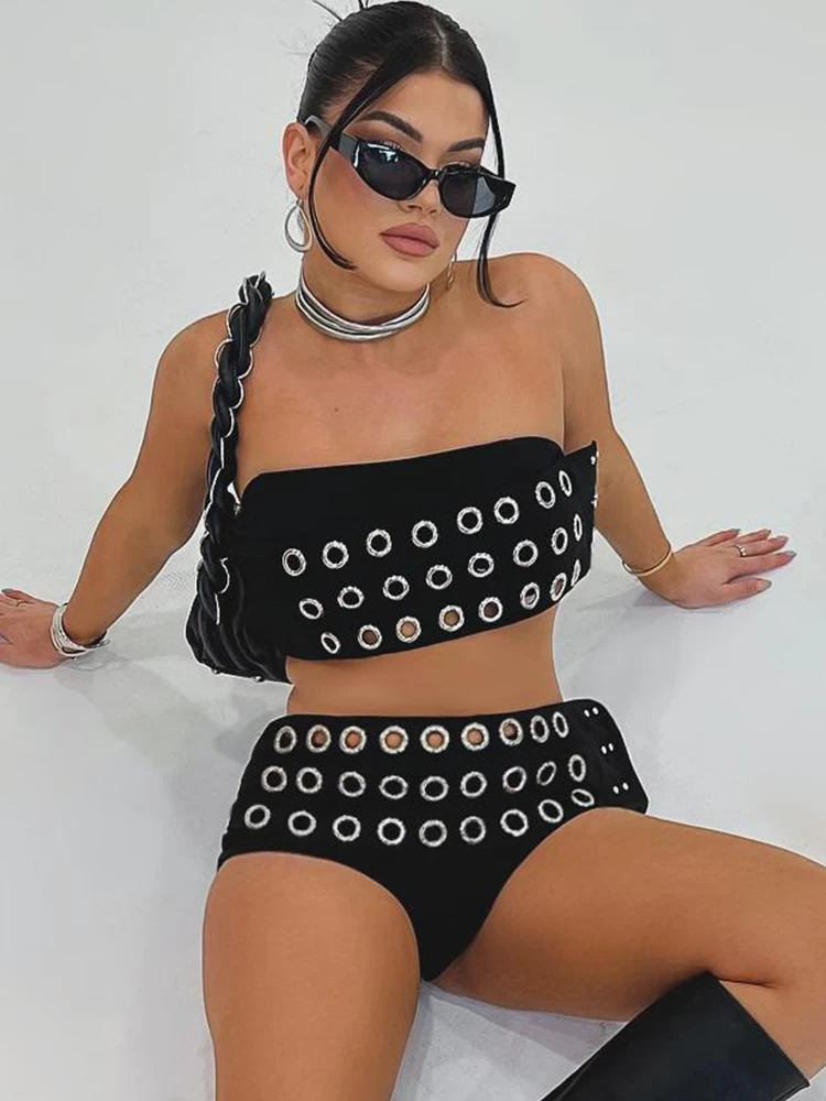 Damski seksowny dwuczęściowy zestaw w stylu hipster z metalowymi detalami: luksusowy top bez ramiączek + krótkie spodenki, dopasowany, obcisły strój streetwearowy.