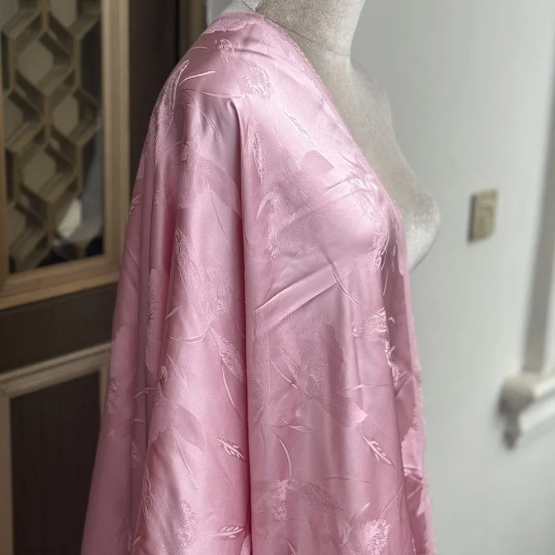 

Ткань из 65% шелка тутового шелкопряда и 35% хлопка, плотность 26 момме, тяжелая шелковая ткань, розовый цветочный жаккард, ширина 135 см (53 дюйма), продается на метры, JN734