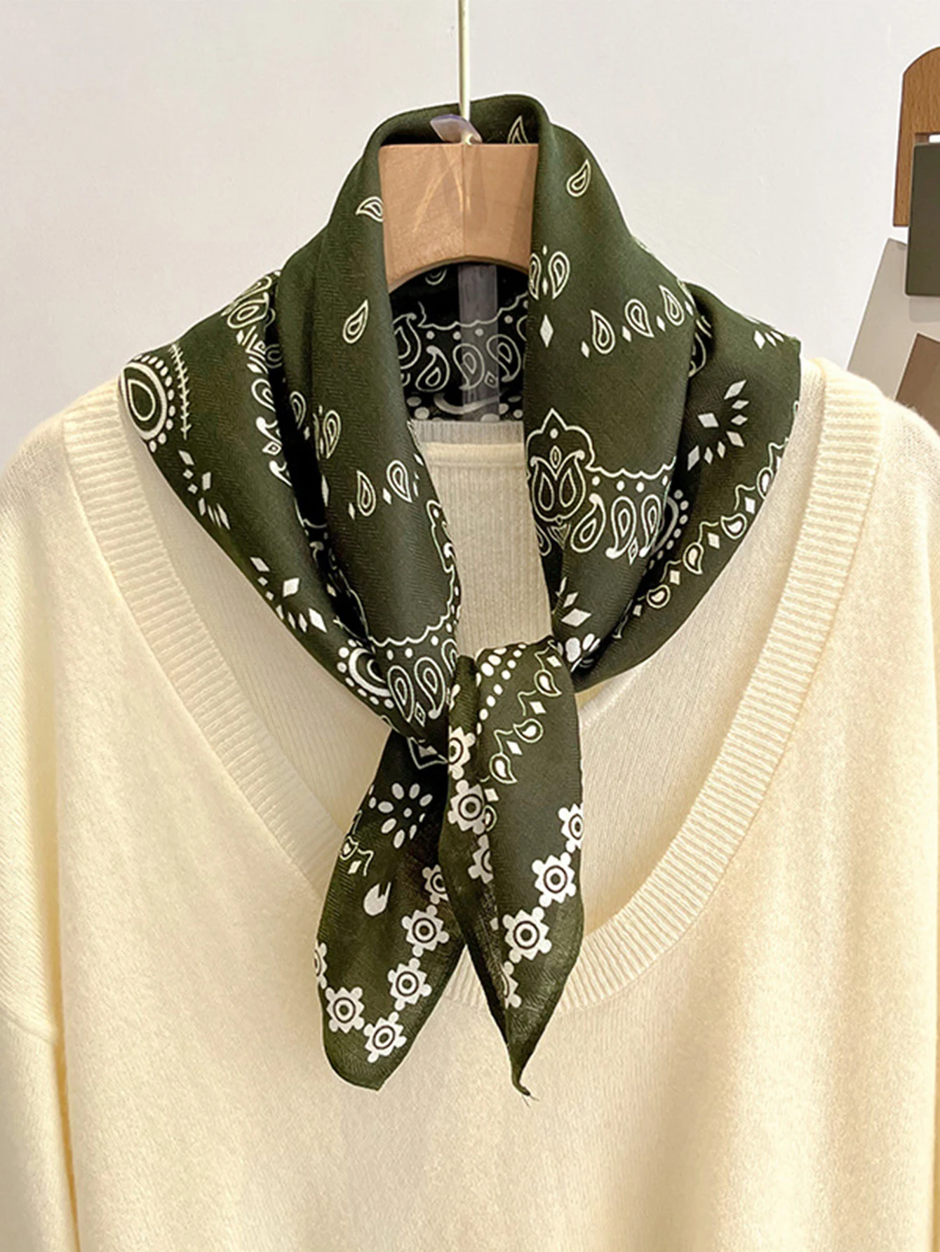 70 cm quadratischer Schal mit Cashew-Print für Damen, atmungsaktiv, Kunstseide, Bandana, luxuriöses weibliches Halstuch, modisches Hijab, Frühling/Sommer – Detail 1