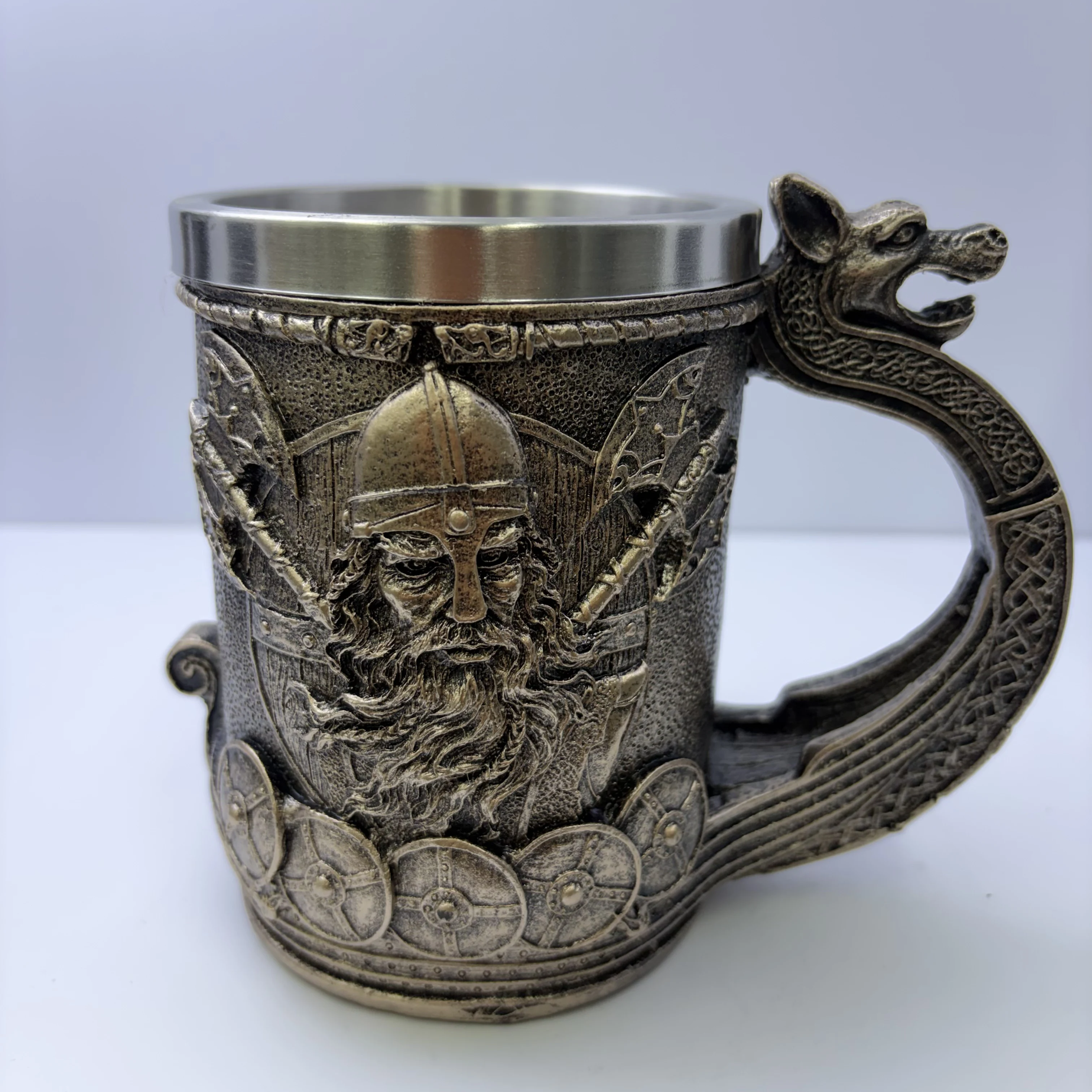 Jarra de Cerveza Viking Warrior Longship, Jarra Nórdica de 600 ml con Revestimiento de Acero Inoxidable, Jarra de Resina con Relieve 3D y Asa con Cabeza de Dragón