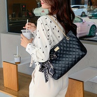 Black casual diamond chain bag