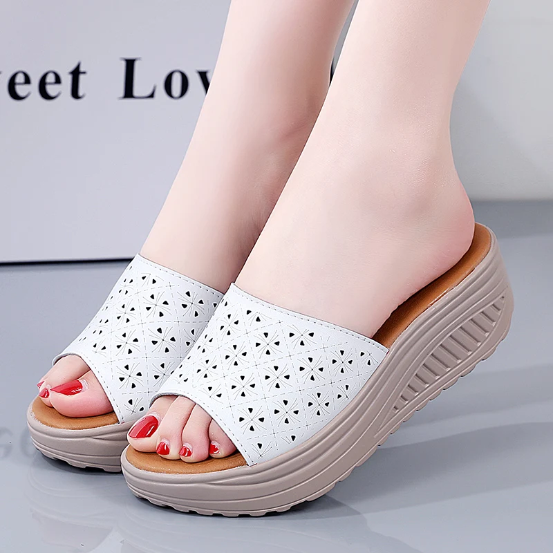 

Летние кожаные слипоны, простые и модные, подходят для ношения снаружи с кожаными шлепанцами на толстой подошве.