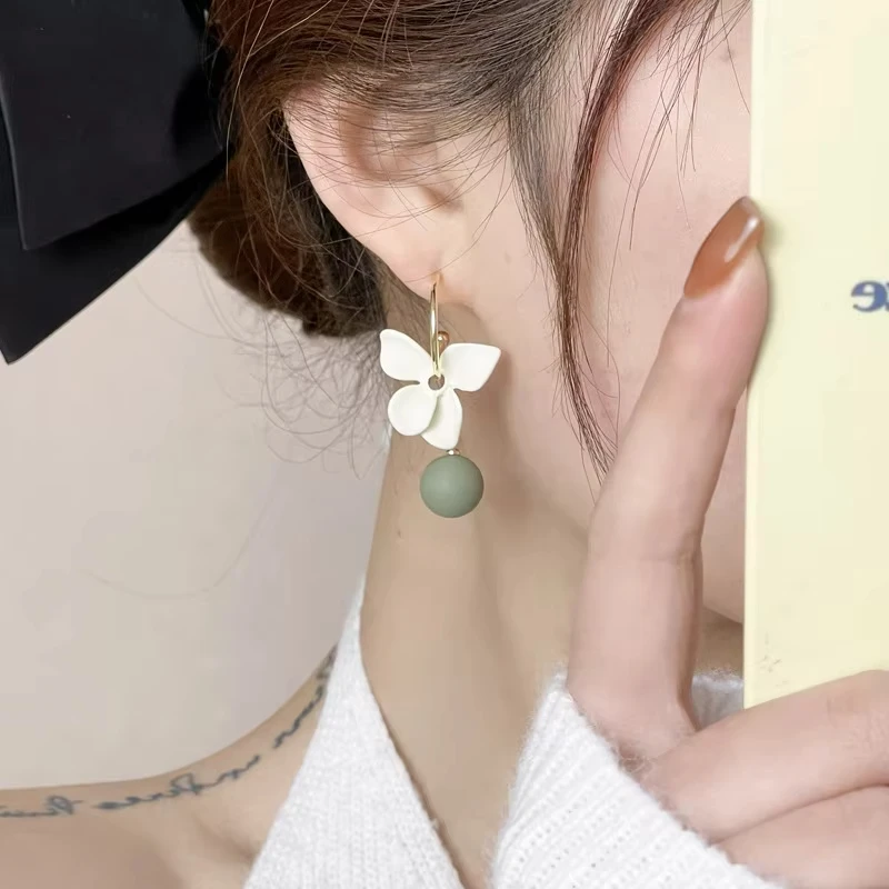 Huajie المرأة أنيقة غير المتماثلة زهرة بيضاء شرابة الكرة تصميم شكل هوب القرط السيدات حفلة الأذن مجوهرات موضة المد #4