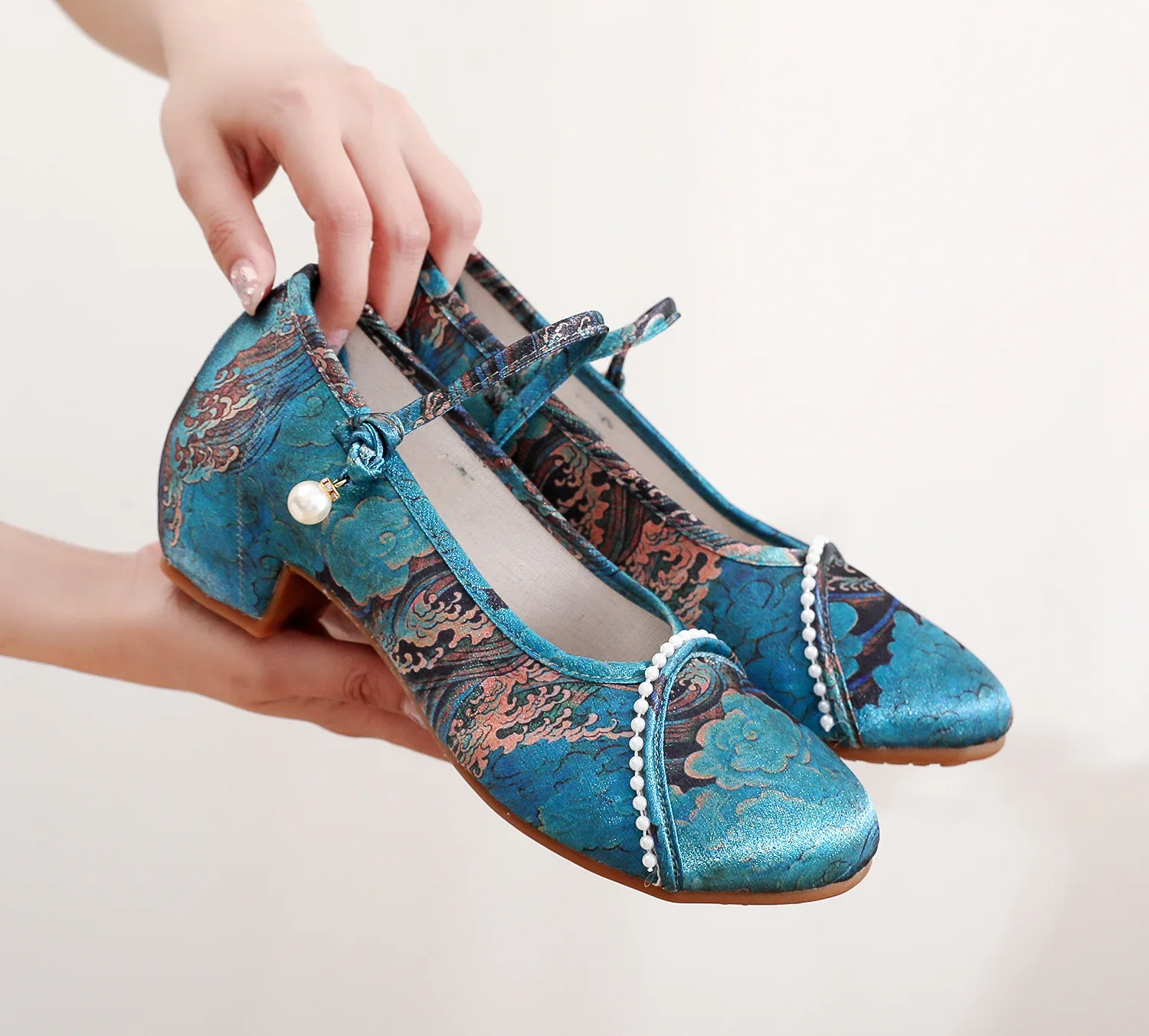 Sapatos femininos tradicionais de tecido estampado estilo Pequim com padrões bordados, sapatos femininos estilo Hanfu modificados.