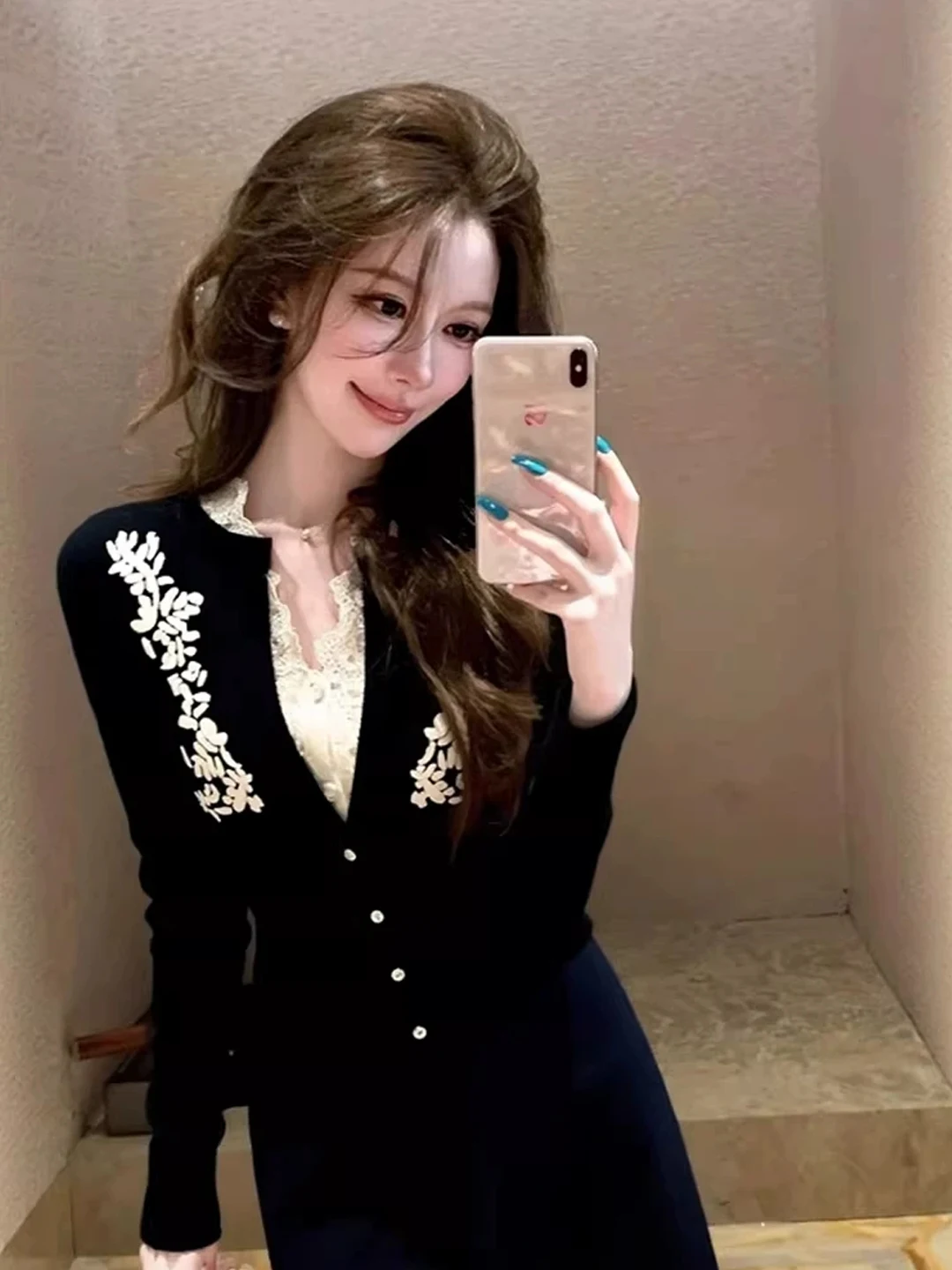 

Черный вязаный топ с кружевными вставками и V-образным вырезом для женщин, уникальная красивая базовая одежда для осени и зимы, французский стиль, облегающий крой