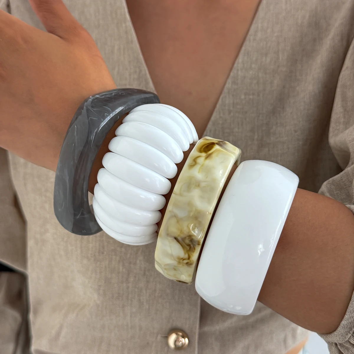 Salircon 4 Stile Vintage Punk Unregelmäßige Weiße Harz Manschette Elastische Armreifen Frauen Boho Breite Geometrische Armbänder Y2K Schmuck Geschenke