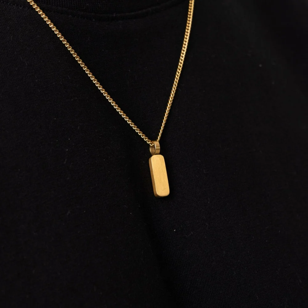 Einfache Halskette mit kleinem Anhänger aus gebürstetem Edelstahl, Retro-Herrenanhänger, modischer Schmuck aus Titanstahl. – Detail 4