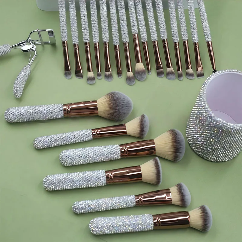 مجموعة فرش Glitz and Glam مكونة من 23 قطعة مجموعة فرش حجر الراين جلام مجموعة فرش مكياج بلينغ فرشاة مكياج ماسية دلو تخزين مع صندوق