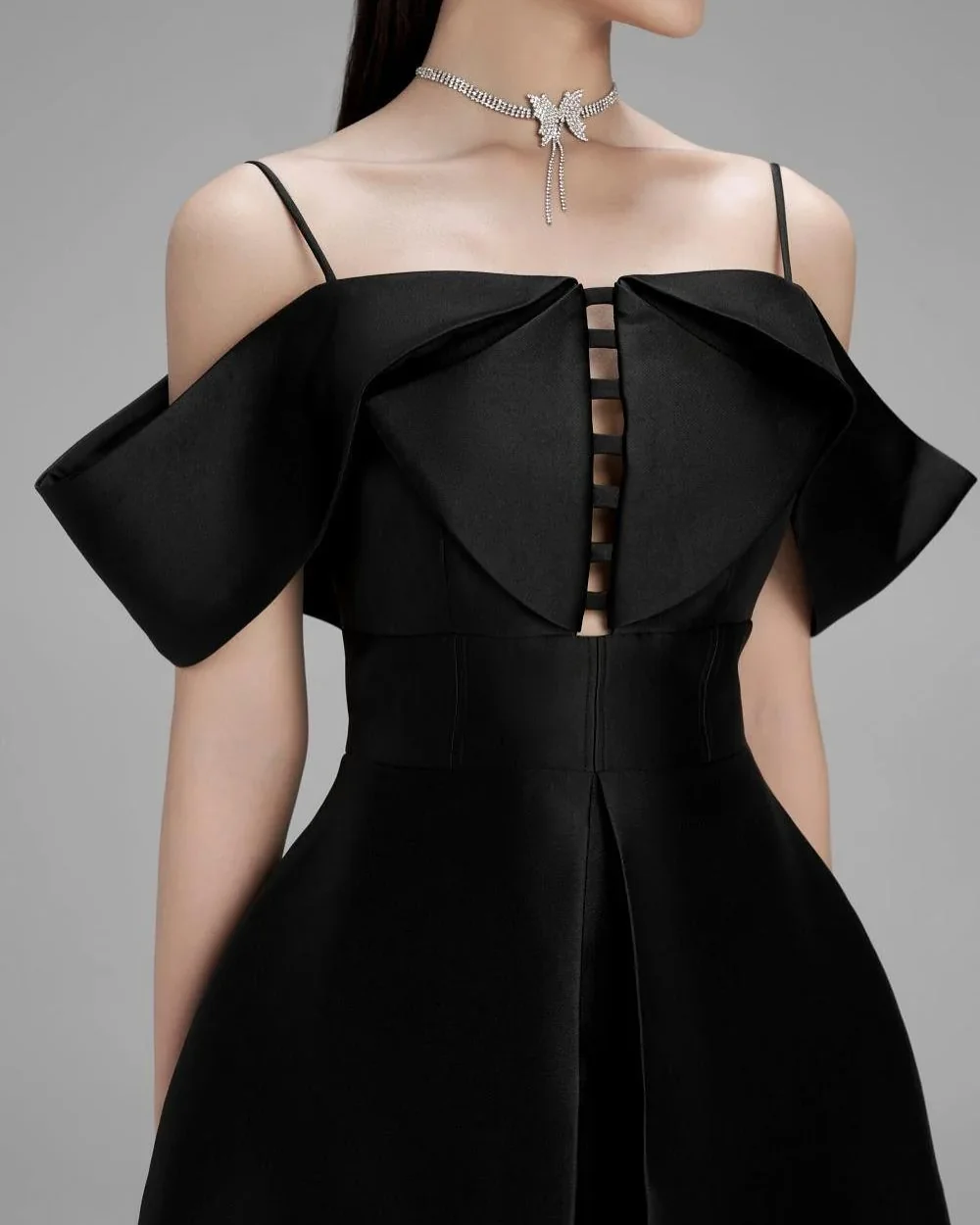 فستان سهرة مخصص عالي الجودة من الساتان على شكل حرف a بحمالات رفيعة وأكمام قصيرة حديثة بطول الكاحل