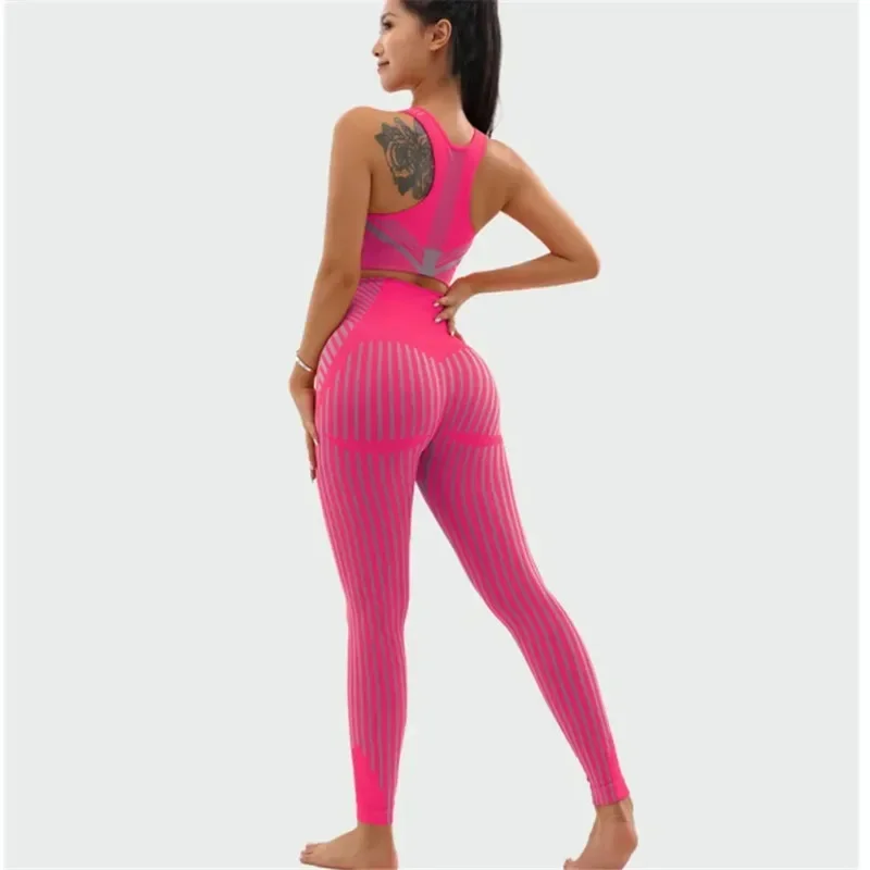 2024 Pad Stripe Seamless Yoga Set Women Fitness Clothing Sportswear Gym Leggings Push up Strappy Sports Bra 2-częściowe garnitury sportowe