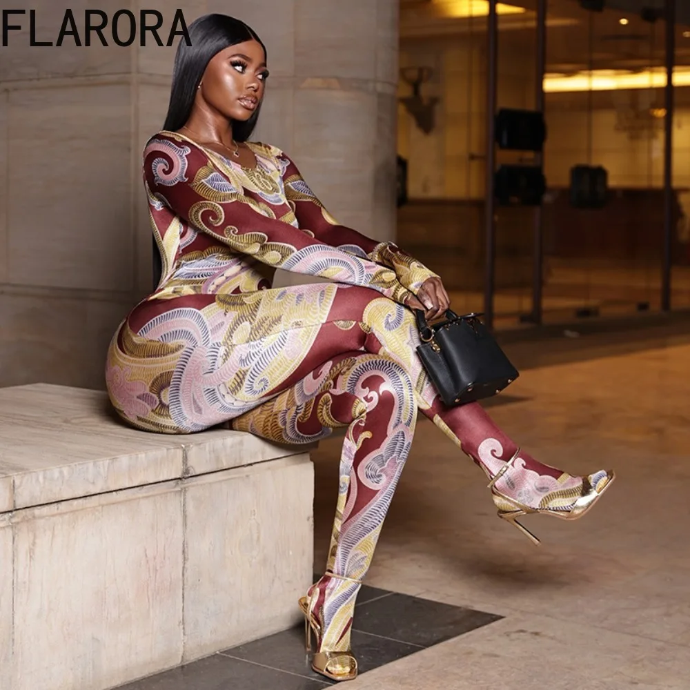 FLARORA 섹시하고 시크한 프린팅 풋드 점프수트 여성 힙스터 O넥 긴팔 슬림핏 피치힙 미드나잇 파티 클럽웨어 오버올