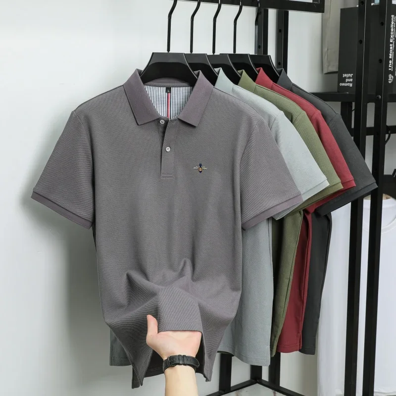 100 % Baumwolle, luxuriöses Herren-Polohemd, modisches Sommer-T-Shirt, ein Verkaufsschlager, exquisit mit Bienenstickerei versehen, atmungsaktiv, kurzärmelig. – Detail 26